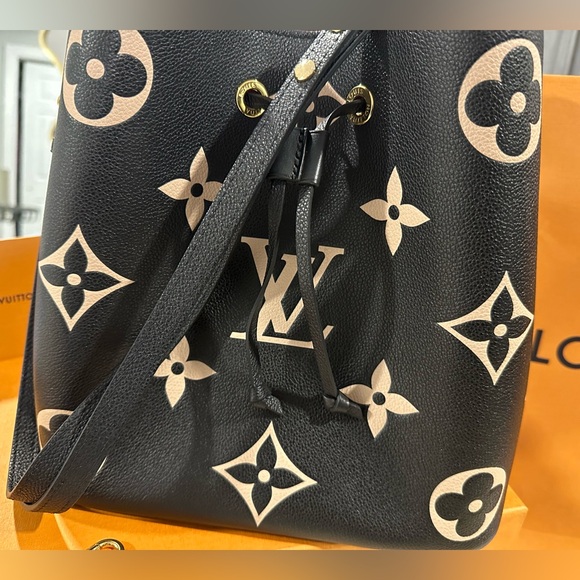 Louis Vuitton Handbags - Louis Vuitton NeoNoe mm Leather Bag.